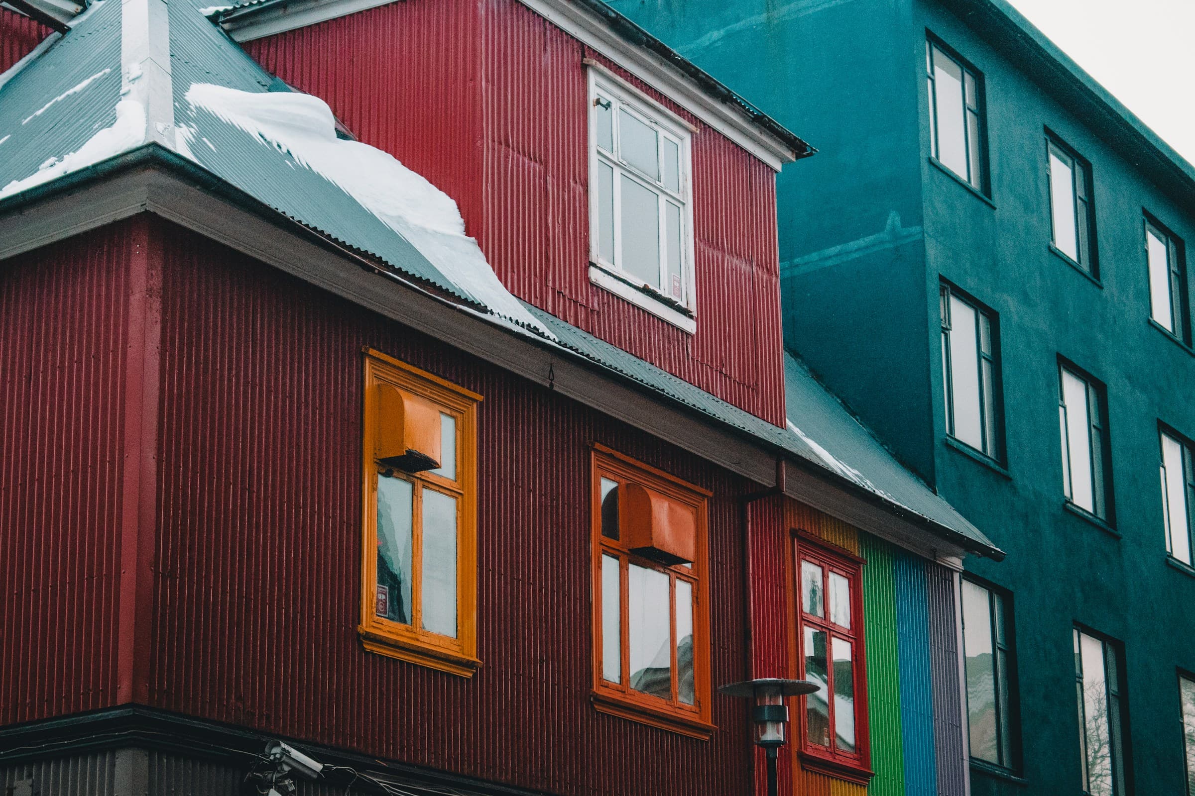 Litrík timburhús í miðbæ Reykjavíkur